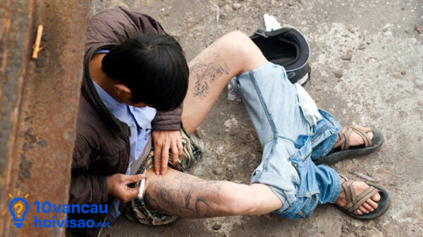 Người Nghiện đang Chích Heroin